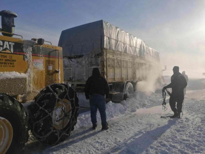 Konya'da kapanan yollarda mahsur kalan araçlar için seferberlik