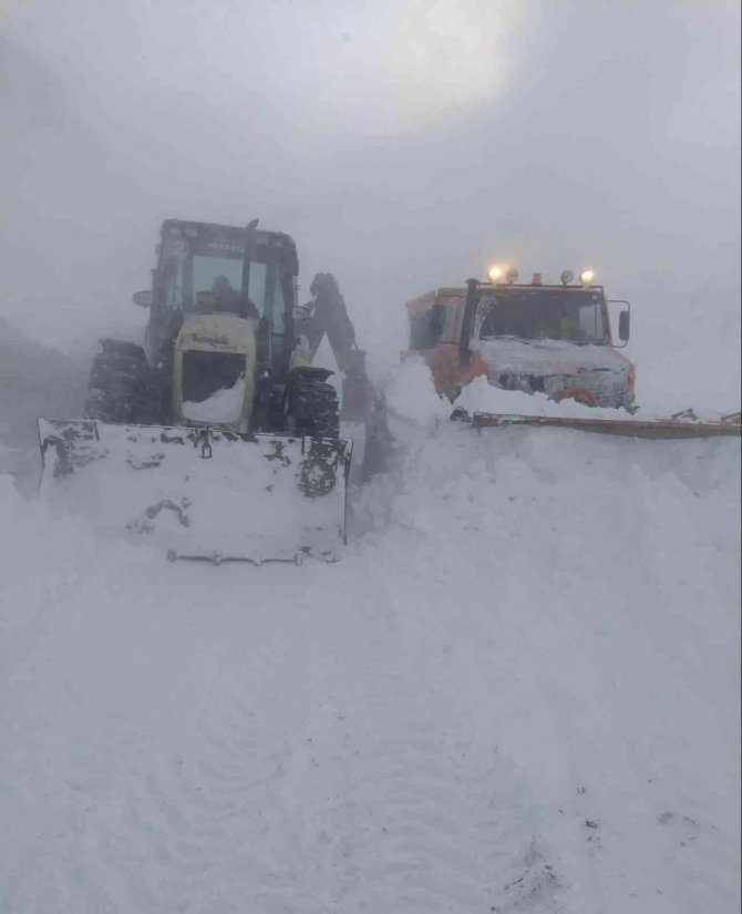 Konya'da kapanan yollarda mahsur kalan araçlar için seferberlik