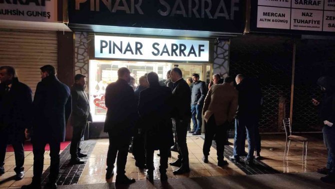 Kuyumcuyu boğazından bıçakladı, bileziği çalıp kaçtı