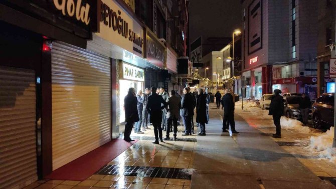 Kuyumcuyu boğazından bıçakladı, bileziği çalıp kaçtı