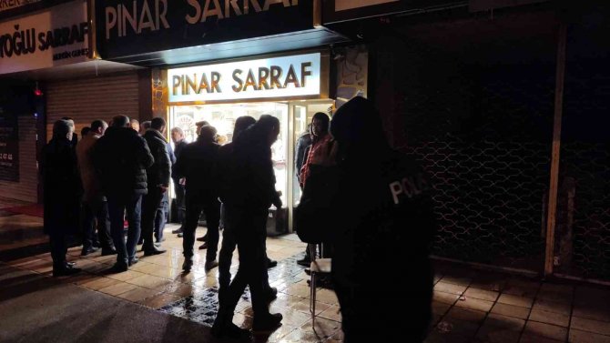 Kuyumcuyu boğazından bıçakladı, bileziği çalıp kaçtı