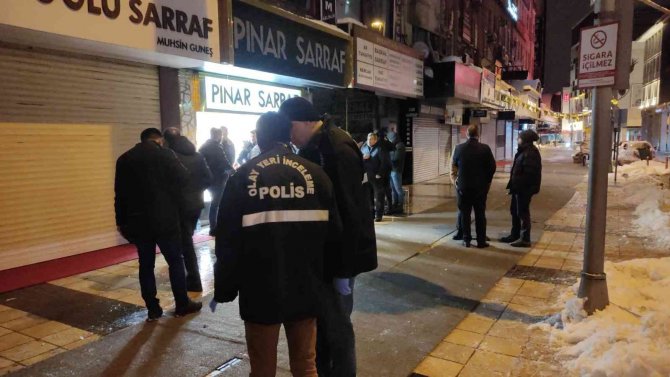 Kuyumcuyu boğazından bıçakladı, bileziği çalıp kaçtı