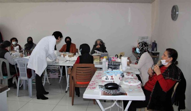 Pandemiyi fırsata çeviren kadınlar, çini ustası oldu