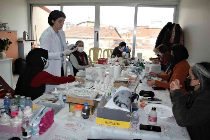 Pandemiyi fırsata çeviren kadınlar, çini ustası oldu