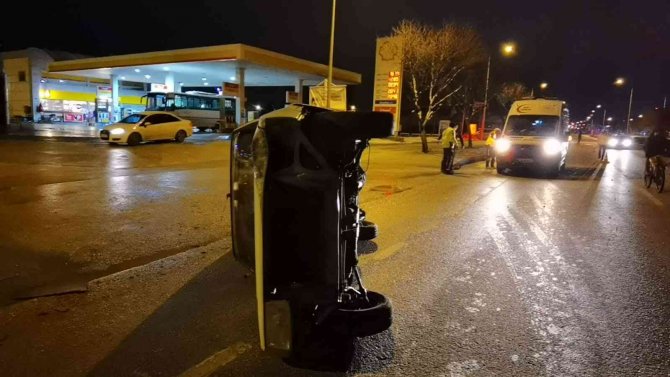 Refüje çarpan otomobil metrelerce sürüklendi: 1 yaralı