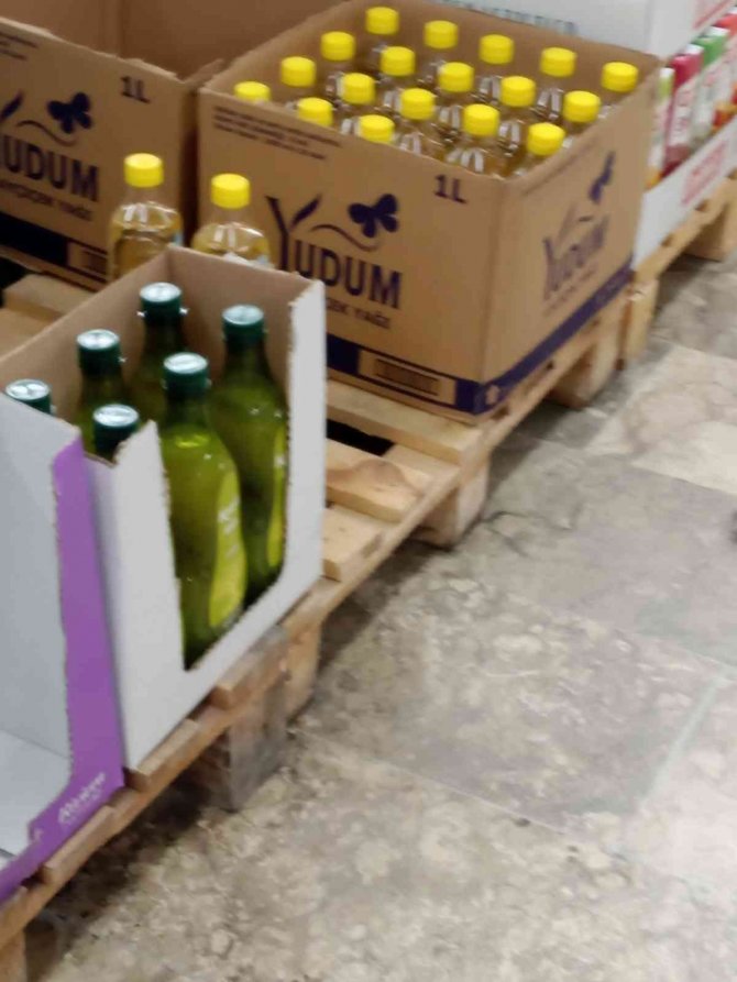 Yağ raflarına boş kolileri koyup adeta müşterilerle dalga geçti