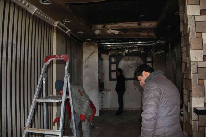 Yanan kuaför dükkânı kullanılamaz hale geldi