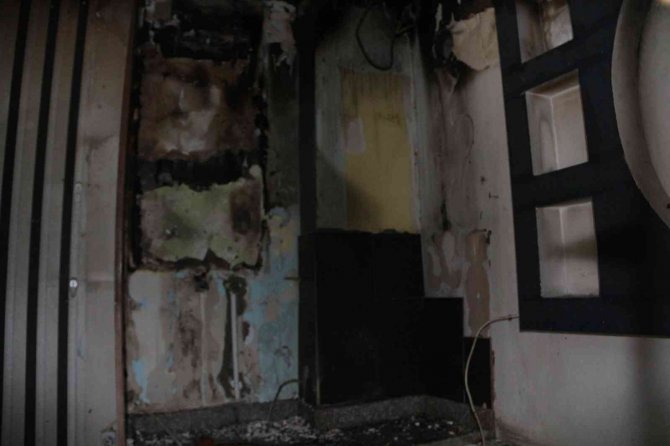 Yanan kuaför dükkânı kullanılamaz hale geldi