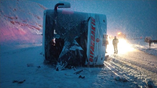 Yolcu otobüsü devrildi! 36 yaralı