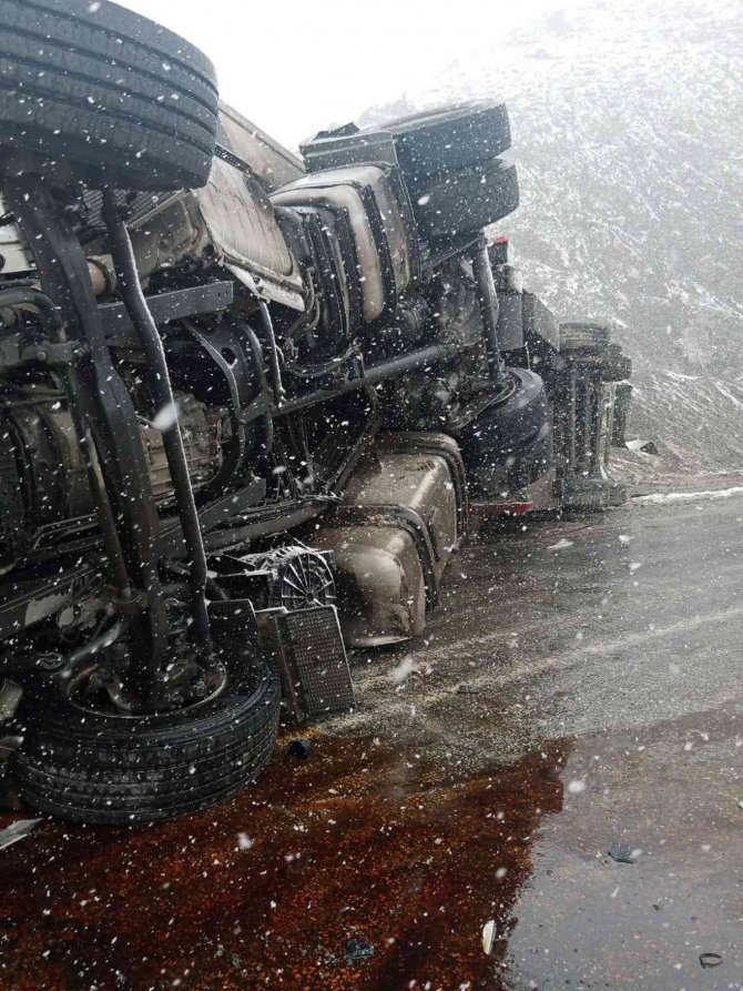 Yoldan çıkan tır devrildi