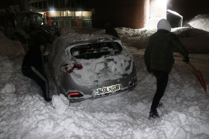 7 otomobilin üzerine çığ düştü!