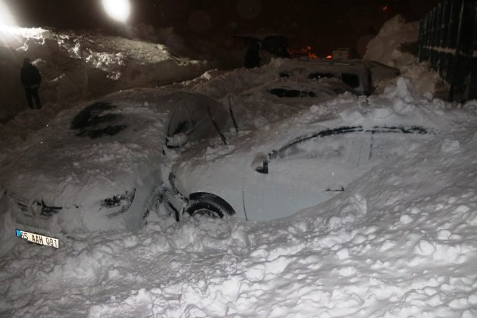 7 otomobilin üzerine çığ düştü!