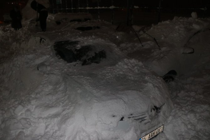 7 otomobilin üzerine çığ düştü!