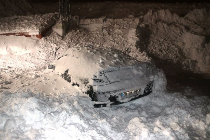 7 otomobilin üzerine çığ düştü!