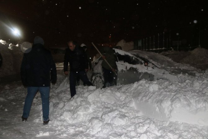 7 otomobilin üzerine çığ düştü!