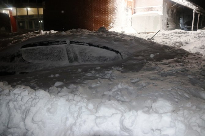 7 otomobilin üzerine çığ düştü!