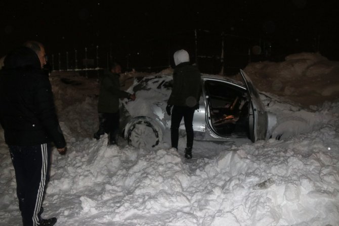 7 otomobilin üzerine çığ düştü!