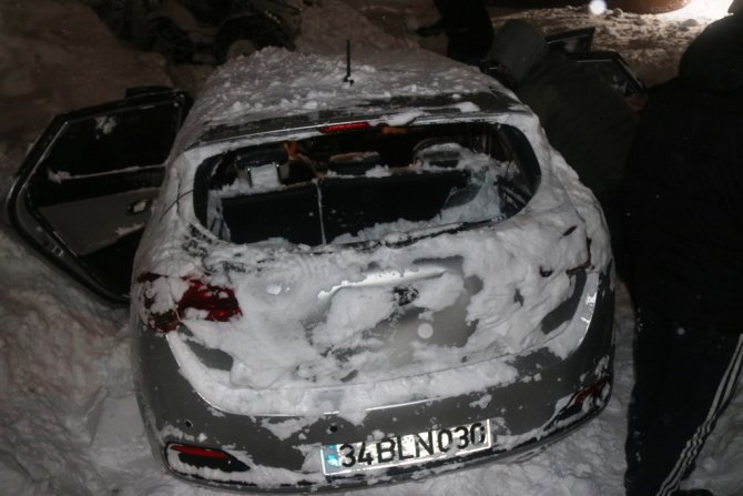 7 otomobilin üzerine çığ düştü!