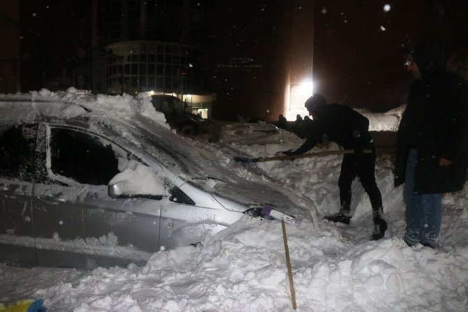 7 otomobilin üzerine çığ düştü!