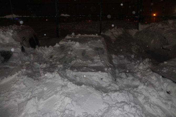 7 otomobilin üzerine çığ düştü!