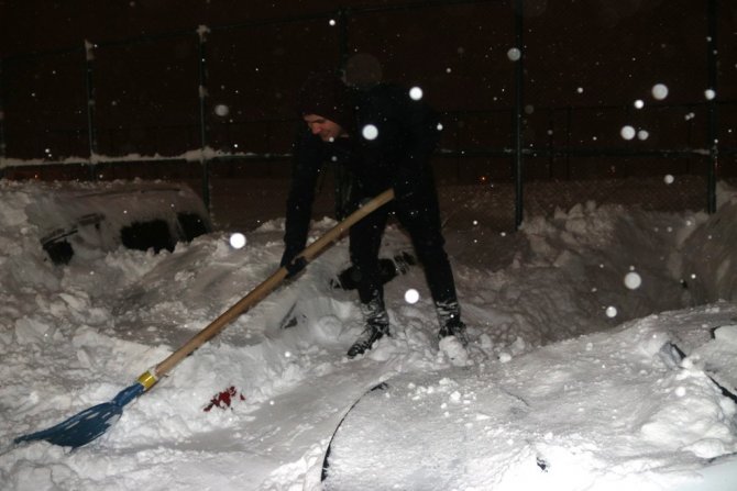 7 otomobilin üzerine çığ düştü!