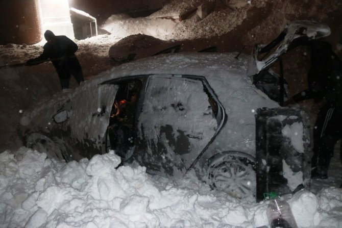 7 otomobilin üzerine çığ düştü!