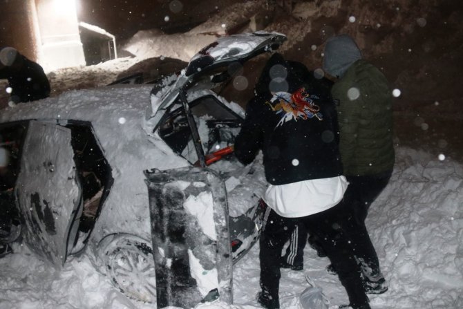 7 otomobilin üzerine çığ düştü!