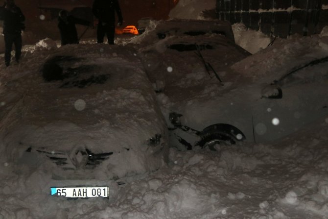 7 otomobilin üzerine çığ düştü!