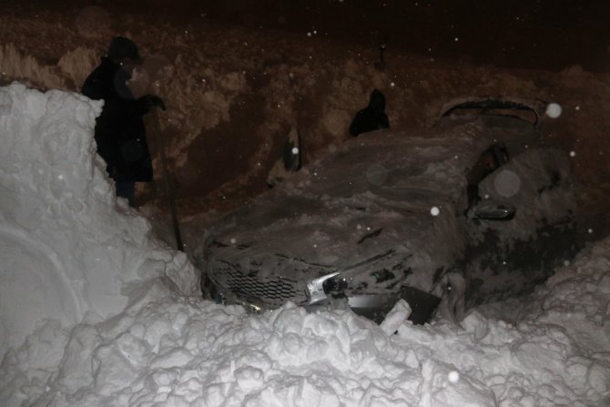 7 otomobilin üzerine çığ düştü!