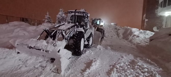 7 otomobilin üzerine çığ düştü!