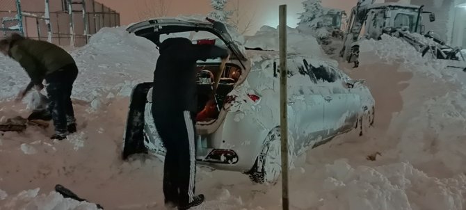 7 otomobilin üzerine çığ düştü!