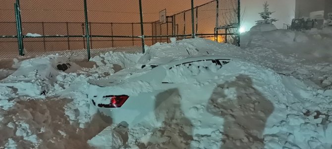 7 otomobilin üzerine çığ düştü!