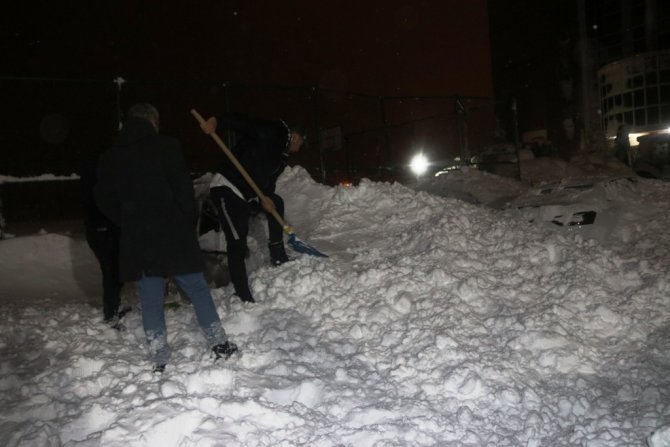 7 otomobilin üzerine çığ düştü!