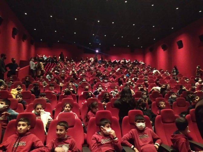 9 bin öğrenci sinema salonunda tarihe tanıklık etti