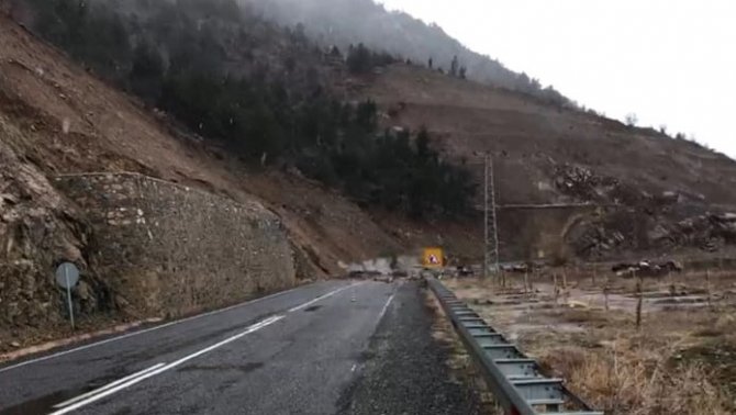 Artvin’de heyelan anı cep telefonu kameralarına böyle yansıdı