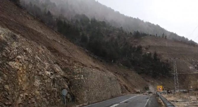 Artvin’de heyelan anı cep telefonu kameralarına böyle yansıdı