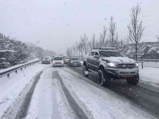 Beykoz’da yoğun kar yağışıyla araçlar yolda kaldı, sürücüler zor anlar yaşadı