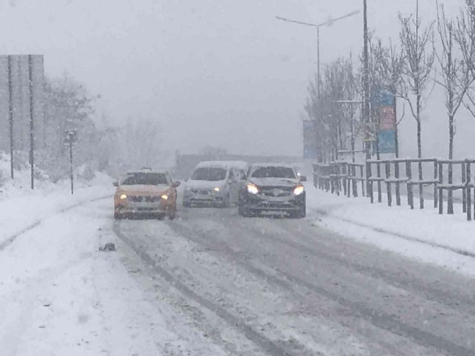 Beykoz’da yoğun kar yağışıyla araçlar yolda kaldı, sürücüler zor anlar yaşadı