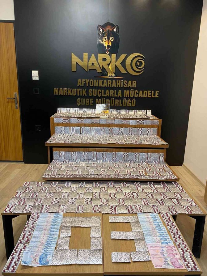 Binlerce sentetik ecza maddesiyle yakalandılar