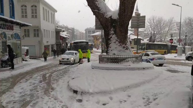 Bursa’da trafik polislerinin karla mücadelesi takdir topladı