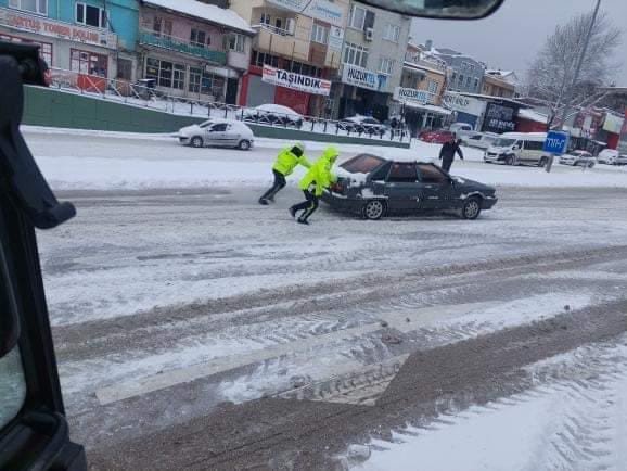 Bursa’da trafik polislerinin karla mücadelesi takdir topladı