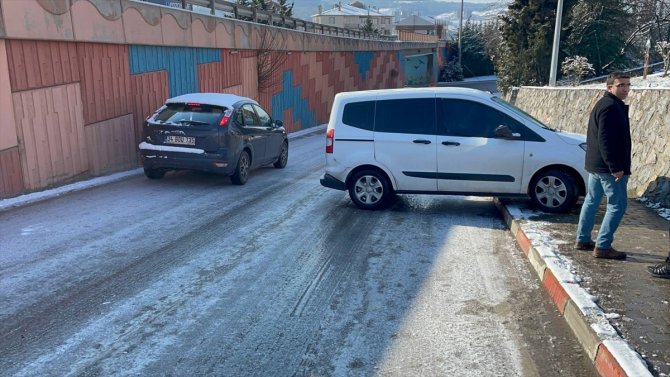 Karabük'te buzlanan yollarda trafik kazaları meydana geldi