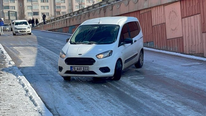 Karabük'te buzlanan yollarda trafik kazaları meydana geldi