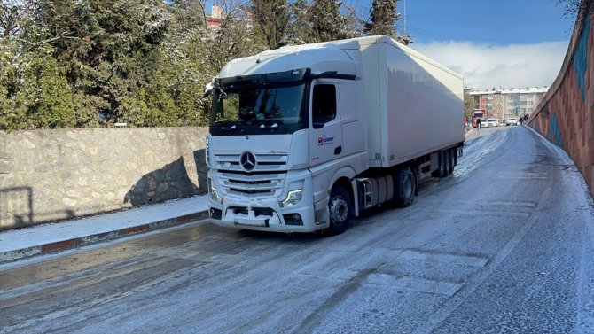 Karabük'te buzlanan yollarda trafik kazaları meydana geldi