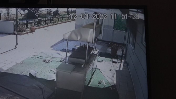 Çay ocağı ve tuvaleti yakan çocukların pişkinliği ’pes’ dedirtti