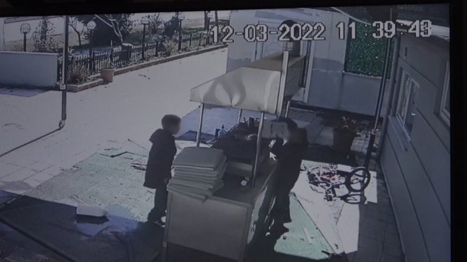 Çay ocağı ve tuvaleti yakan çocukların pişkinliği ’pes’ dedirtti