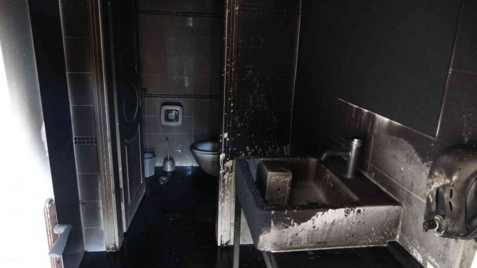 Çay ocağı ve tuvaleti yakan çocukların pişkinliği ’pes’ dedirtti