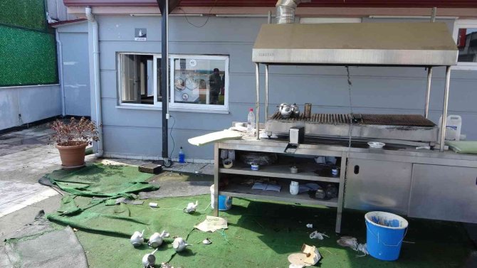 Çay ocağı ve tuvaleti yakan çocukların pişkinliği ’pes’ dedirtti