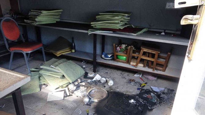 Çay ocağı ve tuvaleti yakan çocukların pişkinliği ’pes’ dedirtti