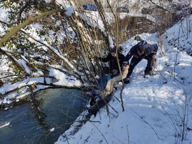 Dereye düşen köpeğini kurtarmak isterken boğulma tehlikesi geçirdi